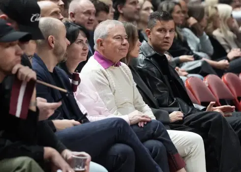 Latvijas basketbola spēli pret Beļģiju klātienē vēro Lembergs, Godmanis, Ķirsis un citas prominences