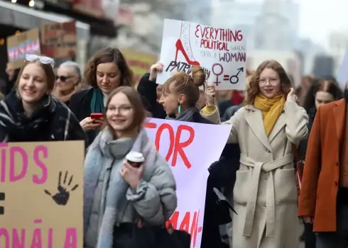 Aktīvisti piedalās biedrības "Centra Marta" rīkotajā Sieviešu solidaritātes gājienā. 2025. gada 8. marts